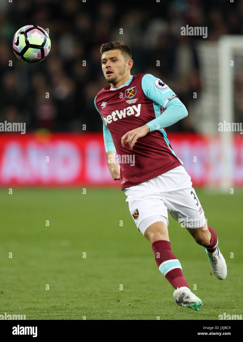 Aaron Cresswell de West Ham United lors du match de la Premier League au stade de Londres. APPUYEZ SUR ASSOCIATION photo. Date de la photo: Vendredi 5 mai 2017. Voir PA Story FOOTBALL West Ham. Le crédit photo devrait se lire comme suit : Adam Davy/PA Wire. RESTRICTIONS : aucune utilisation avec des fichiers audio, vidéo, données, listes de présentoirs, logos de clubs/ligue ou services « en direct » non autorisés. Utilisation en ligne limitée à 75 images, pas d'émulation vidéo. Aucune utilisation dans les Paris, les jeux ou les publications de club/ligue/joueur unique. Banque D'Images