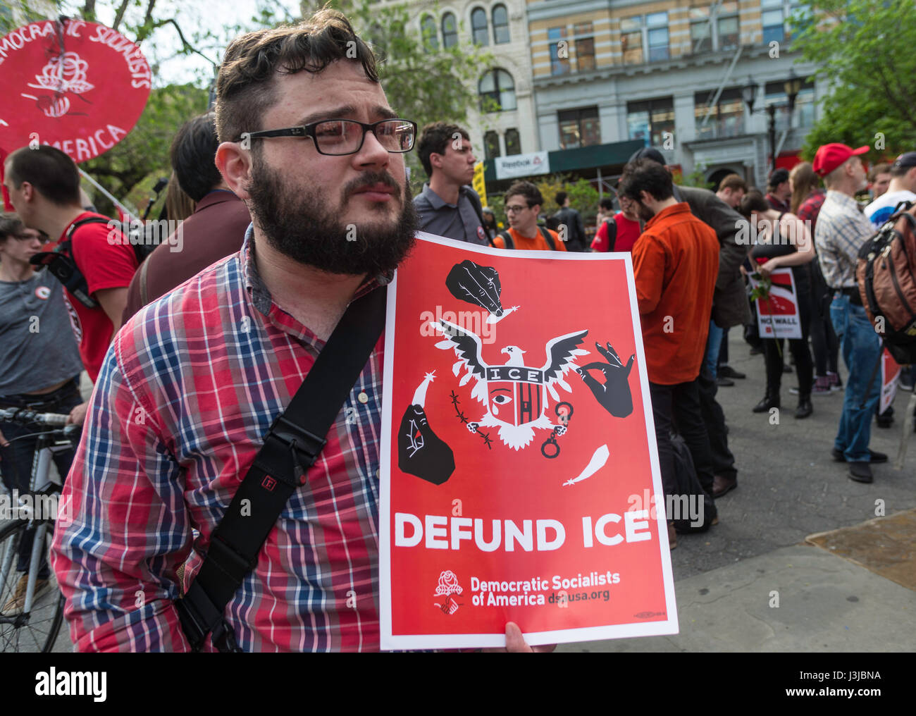 New York, NY 1 mai 2017 - manifestant avec un signe à defund ICE (Immigration and Customs Enforcement) socialistes démocratiques à un premier mai pour la Journée internationale des travailleurs dans l'Union Square Park. ©Stacy Walsh Rosenstock/Alamy Live News Banque D'Images