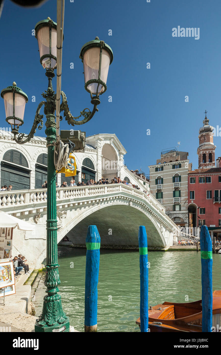 Après-midi de printemps à Pont du Rialto à Venise. Une vue du quartier de San Polo. Banque D'Images