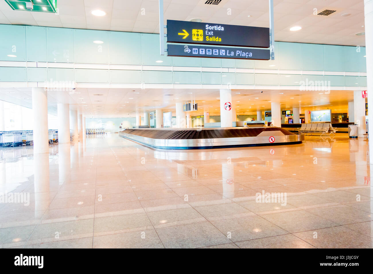 Barcelone, Espagne - 8 août, 2015 : tapis roulant pour bagages des arrivées à l'intérieur grand hall de couleur vive à l'aéroport. Banque D'Images