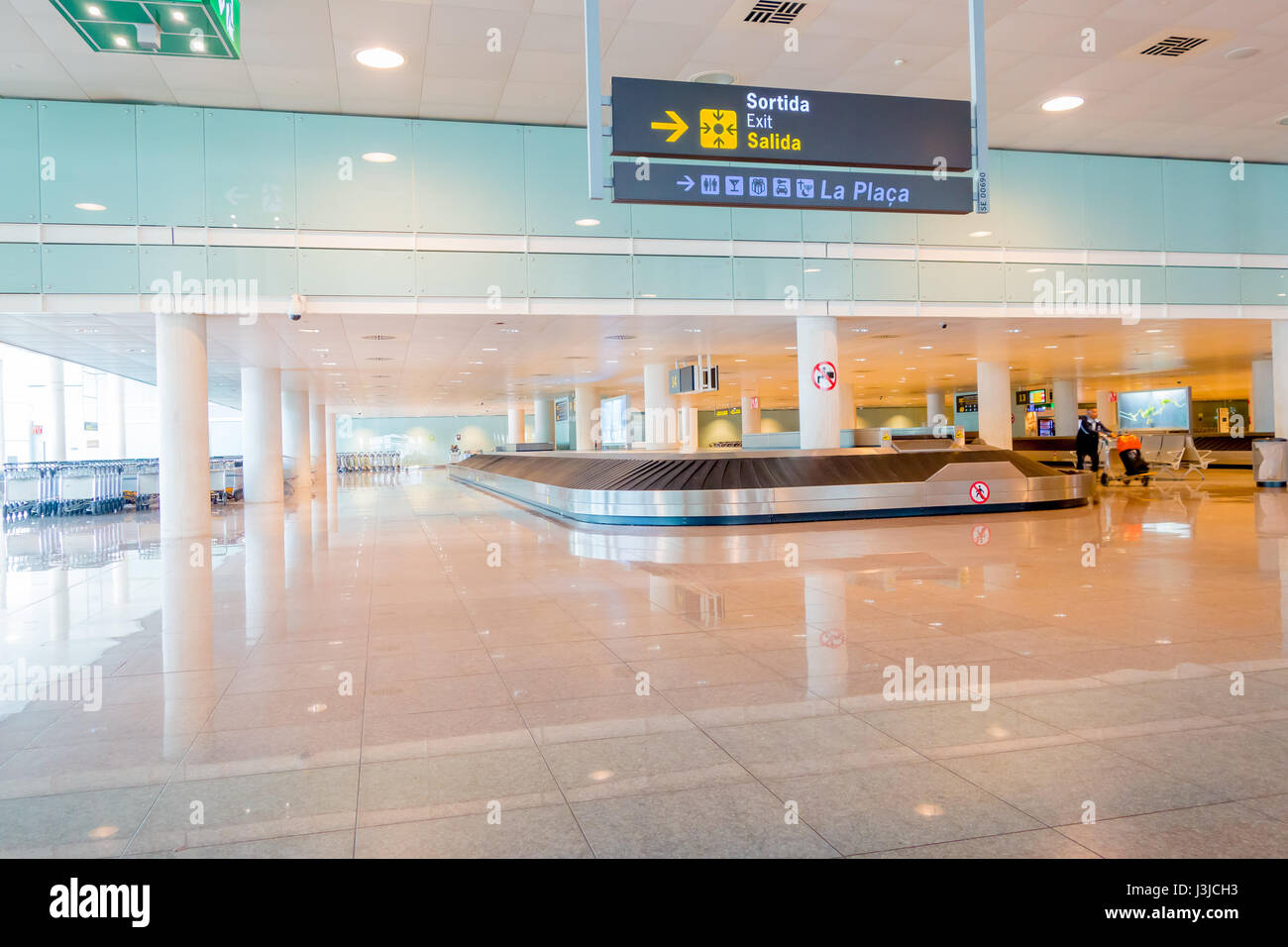 Barcelone, Espagne - 8 août, 2015 : tapis roulant pour bagages des arrivées à l'intérieur grand hall de couleur vive à l'aéroport. Banque D'Images