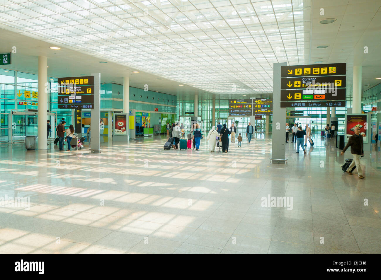 Barcelone, Espagne - 8 août, 2015 : l'intérieur du terminal des arrivées marche à travers des capacités avec les panneaux et l'information autour de l'aéroport. Banque D'Images