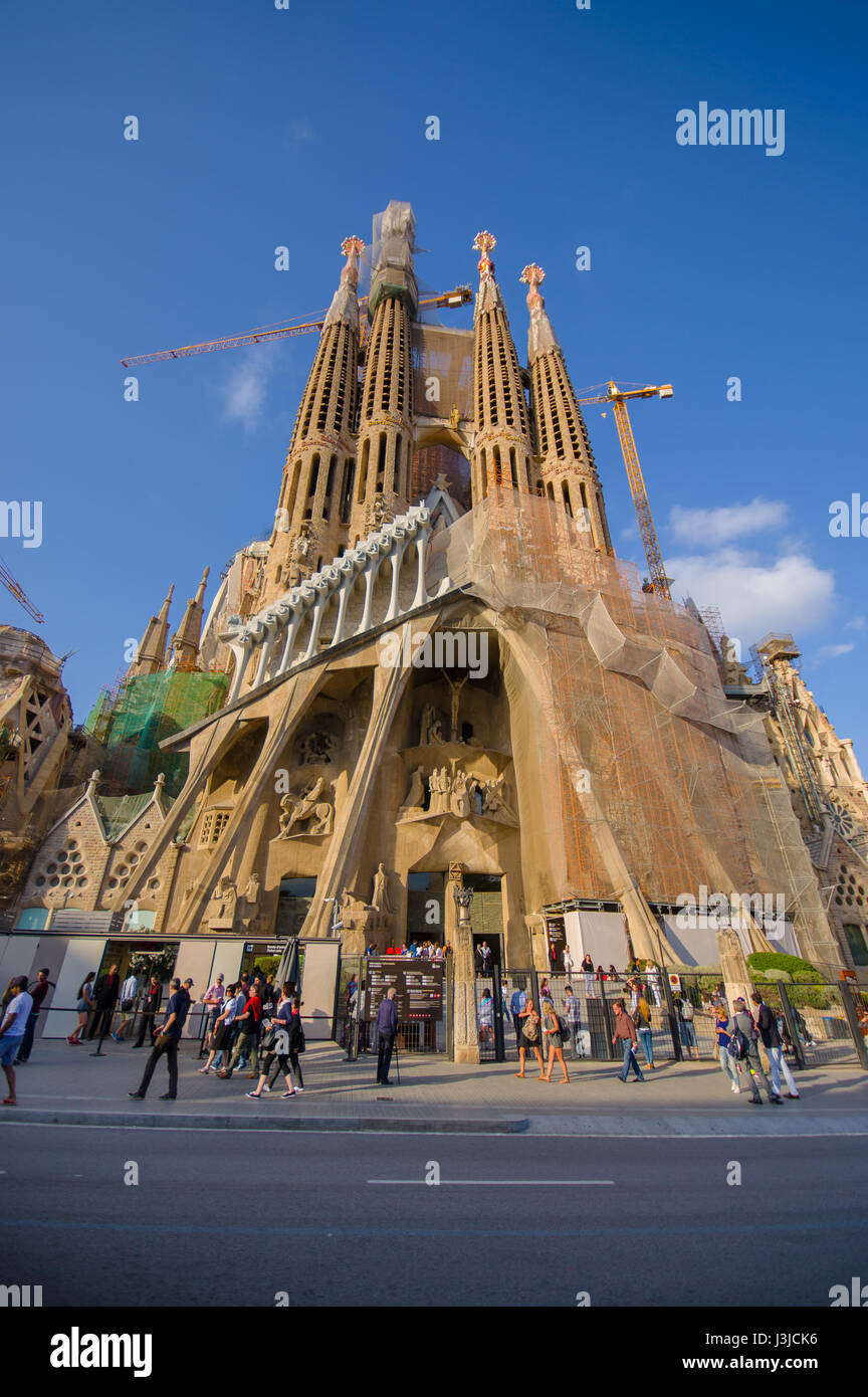 Barcelone, Espagne - 8 août, 2015 : spectaculaire église Barcelone La Sagrada Familia avec ses superbes détails gothique et l'architecture artistique unique, Banque D'Images