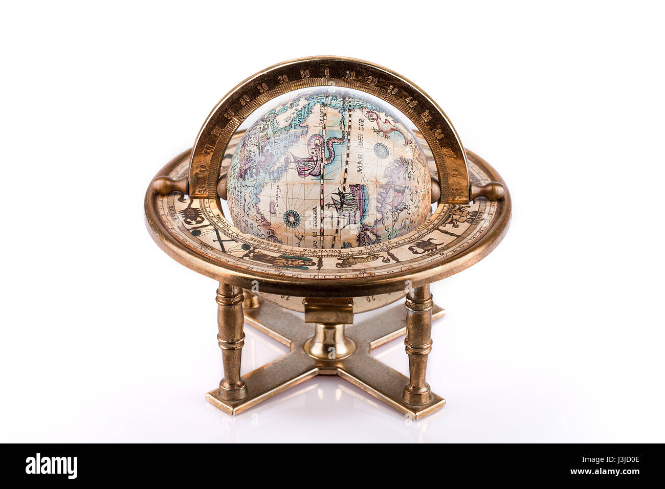 Vintage world globe sur un socle en laiton sur une surface blanche. Globe Antique isolé sur fond blanc. Banque D'Images
