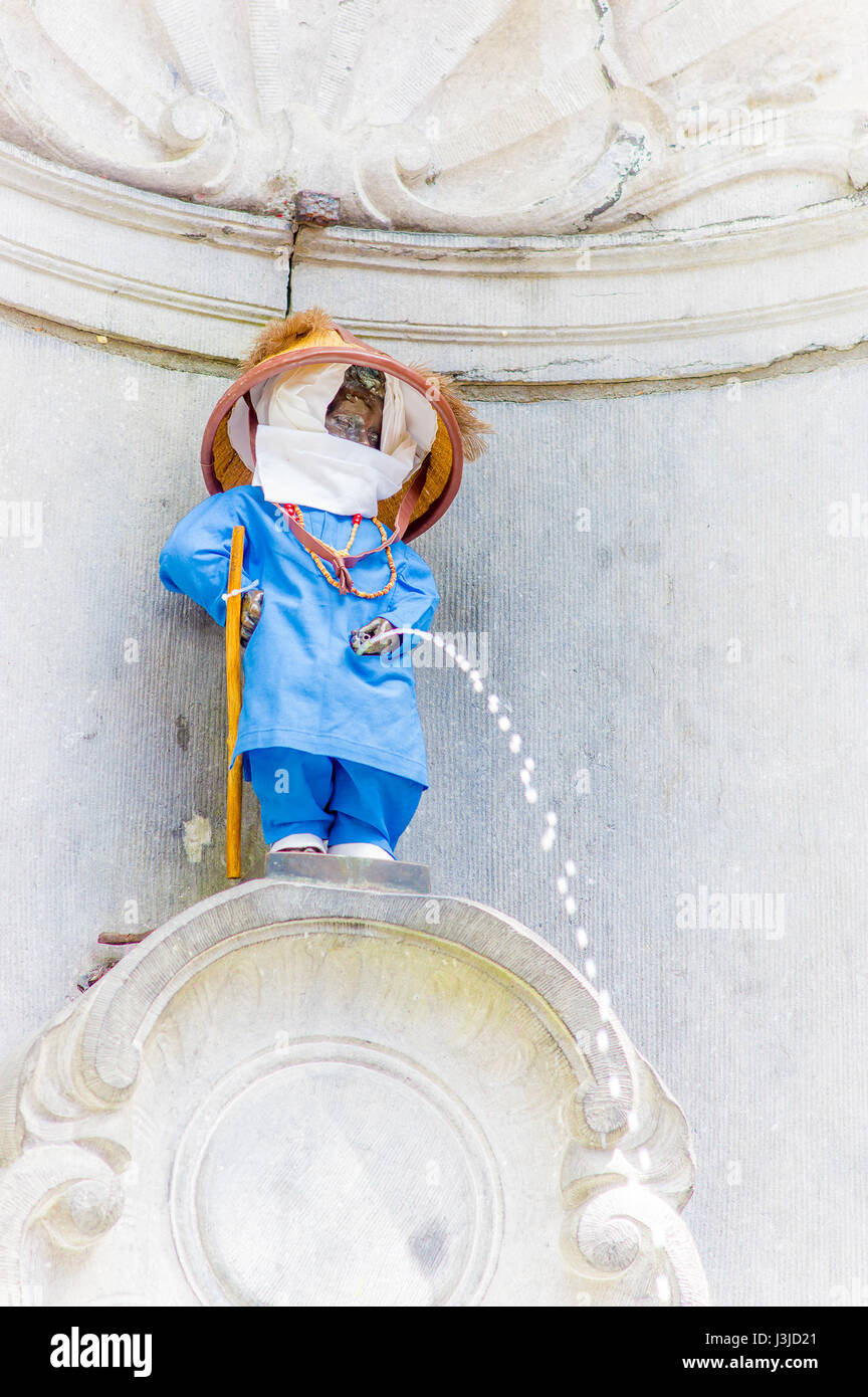 Bruxelles, Belgique - 11 août, 2015 : Manneken Pis célèbre statue en bronze montrant petit garçon faisant pipi en fontaine, habillé de bleu avec brown ha Banque D'Images