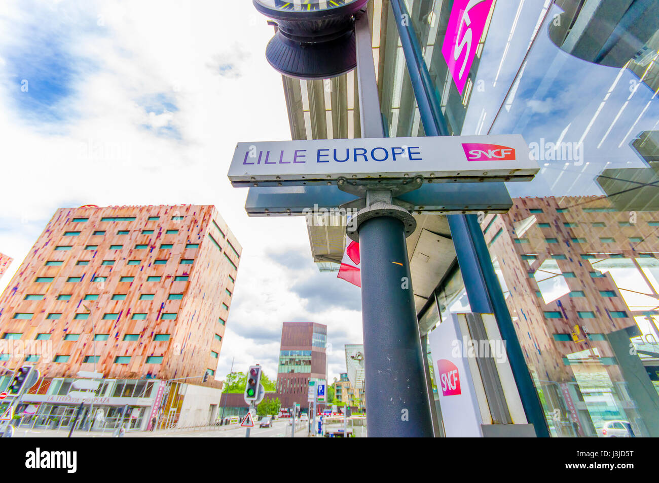 Lille, France - le 3 juin 2015 : Road sign reading Lille Europe, situé dans la rue à l'extérieur de la gare. Banque D'Images