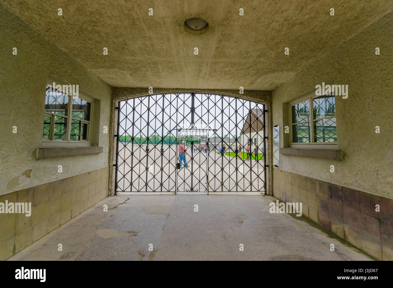 Dachau, Allemagne - 30 juillet 2015 : porte finale entrée dans un camp de concentration avec les mots célèbres Arbeit macht frei, écrit en lettres de métal. Banque D'Images