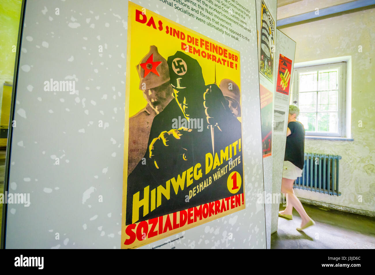 Dachau, Allemagne - 30 juillet 2015 : Affiche de propagande nazie de la seconde guerre mondiale 2 musée trouvé à l'intérieur de camp de concentration. Banque D'Images