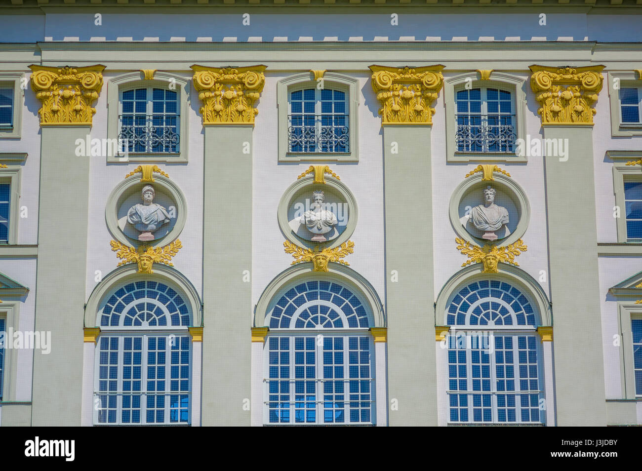 Nymphenburg, Allemagne - 30 juillet 2015 : façade du palais montrant de grandes fenêtres et plusieurs sculptures buste avec décorations ornements d'or. Banque D'Images