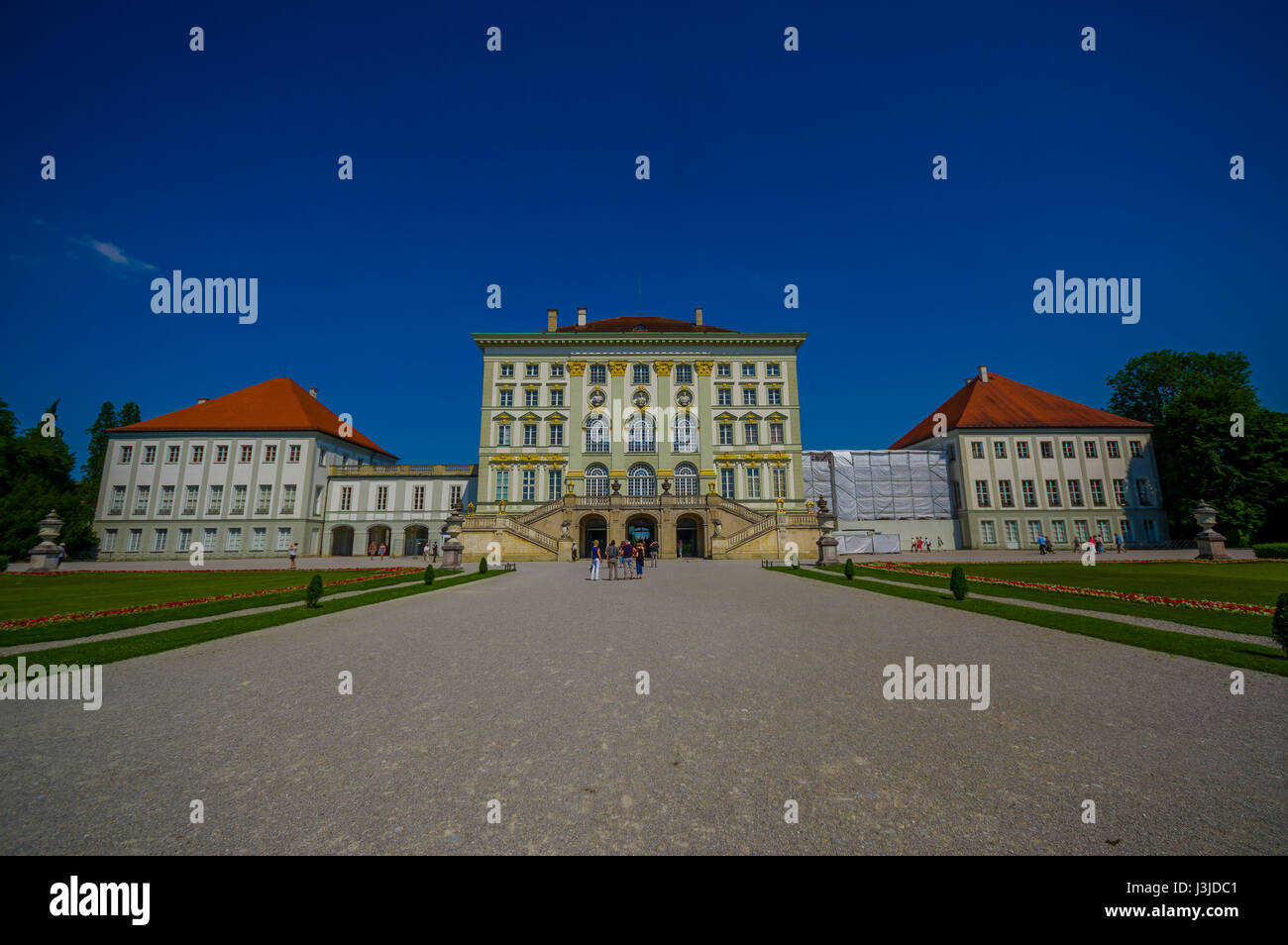 Nymphenburg, Allemagne - 30 juillet 2015 : Beau bâtiment palace comme vu de l'extérieur Vue avant, architecture royale avec décorations dorées sur façade. Banque D'Images