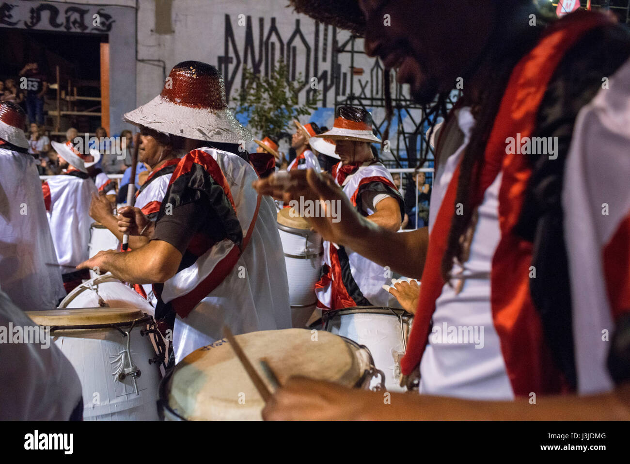 Murgas traditionnel et les écoles de samba au cours de l'appel (Llamadas) procession qui démarre officiellement le carnaval de Montevideo, Uruguay. Est le l Banque D'Images