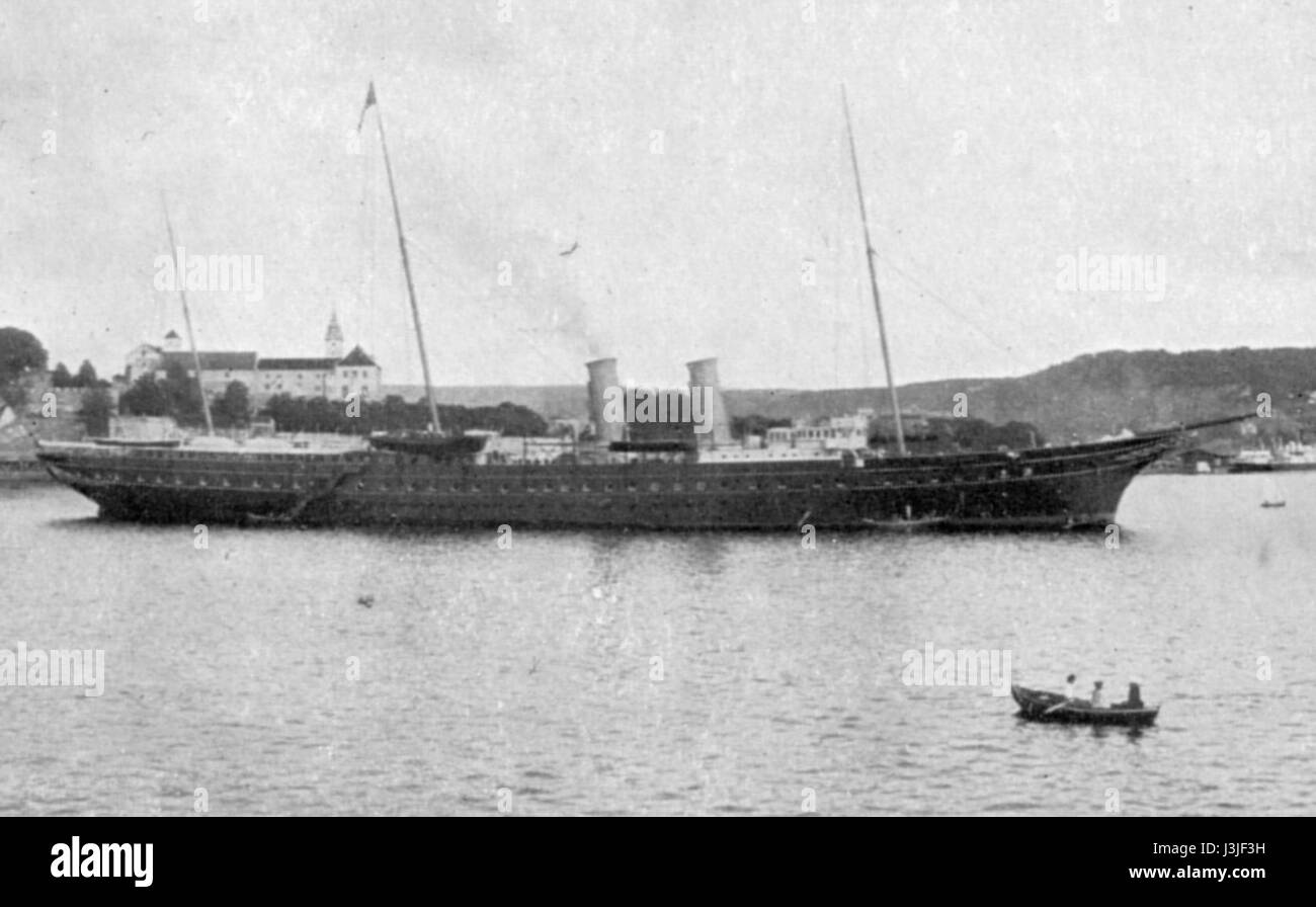 Le HMS Victori&Albert était un yacht royal utilisé par la monarchie britannique. Dans cette référence, il est représenté à Christiania (aujourd'hui Oslo, Norvège), où le yacht a visité lors de ses voyages. Le navire a joué un rôle important dans l'histoire maritime royale et a été associé à des événements et cérémonies royaux pendant son service. Banque D'Images
