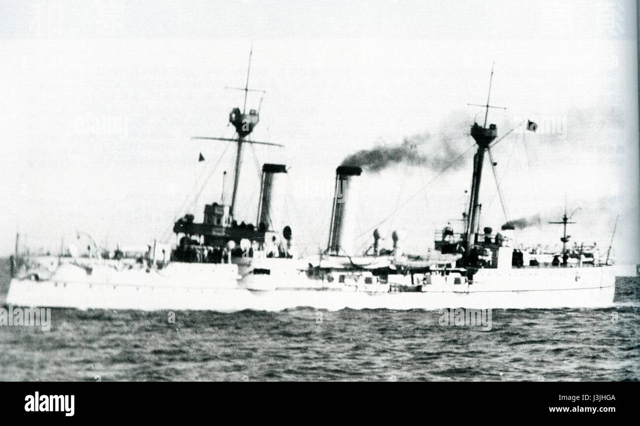 L'image représente le navire Suma au large d'Osaka en 1897, retraçant l'histoire navale à la fin du XIXe siècle, mettant en valeur la puissance navale et la flotte du Japon pendant l'époque Meiji. Banque D'Images