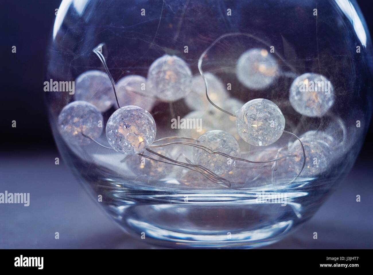 Lumières blanches dans la boule de cristal. Banque D'Images