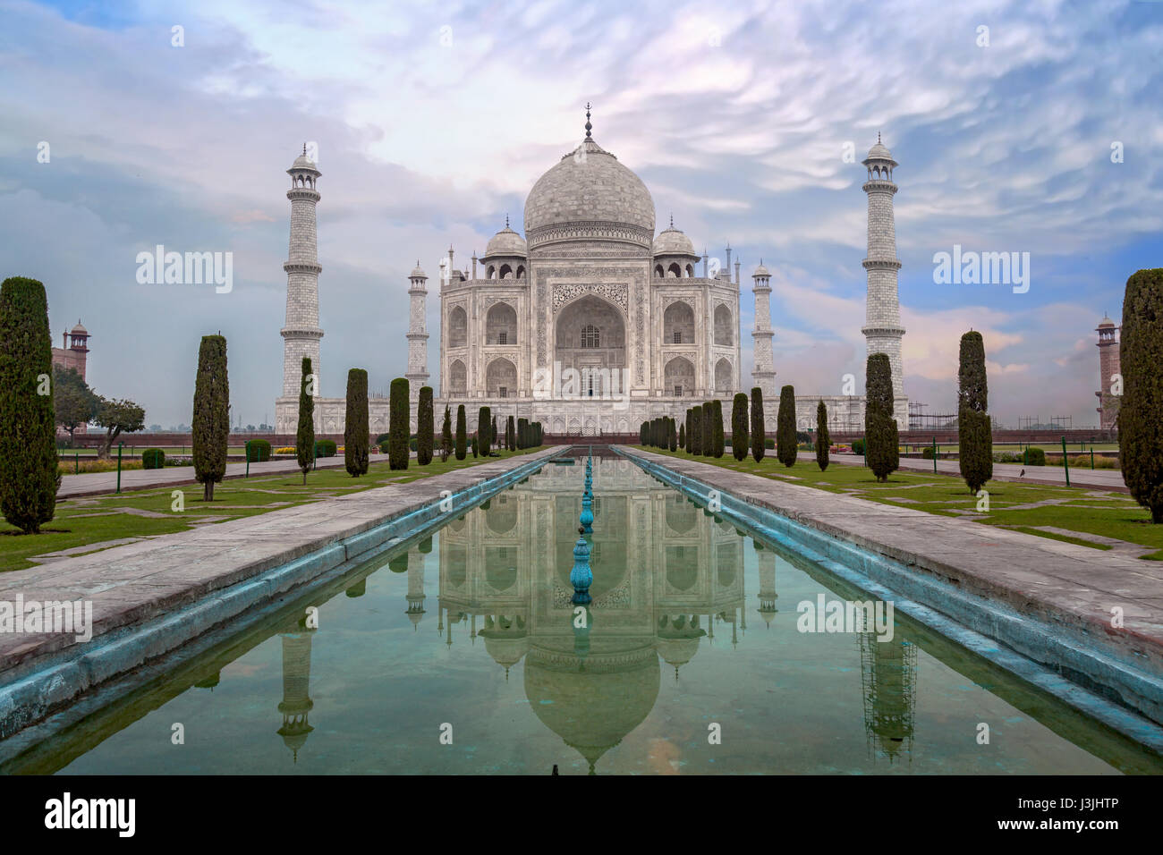 Taj Mahal au lever du soleil. Taj Mahal est un mausolée en marbre blanc à Agra désigné comme site du patrimoine mondial de l'UNESCO. Banque D'Images