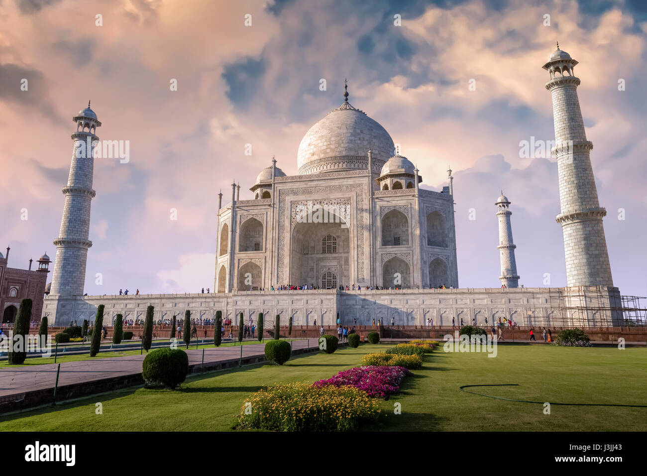 Taj Mahal à Agra en Inde avec un beau ciel coucher de Moody. Site du patrimoine mondial de l'UNESCO à Agra en Inde et l'une des principales attractions touristiques dans le pays. Banque D'Images