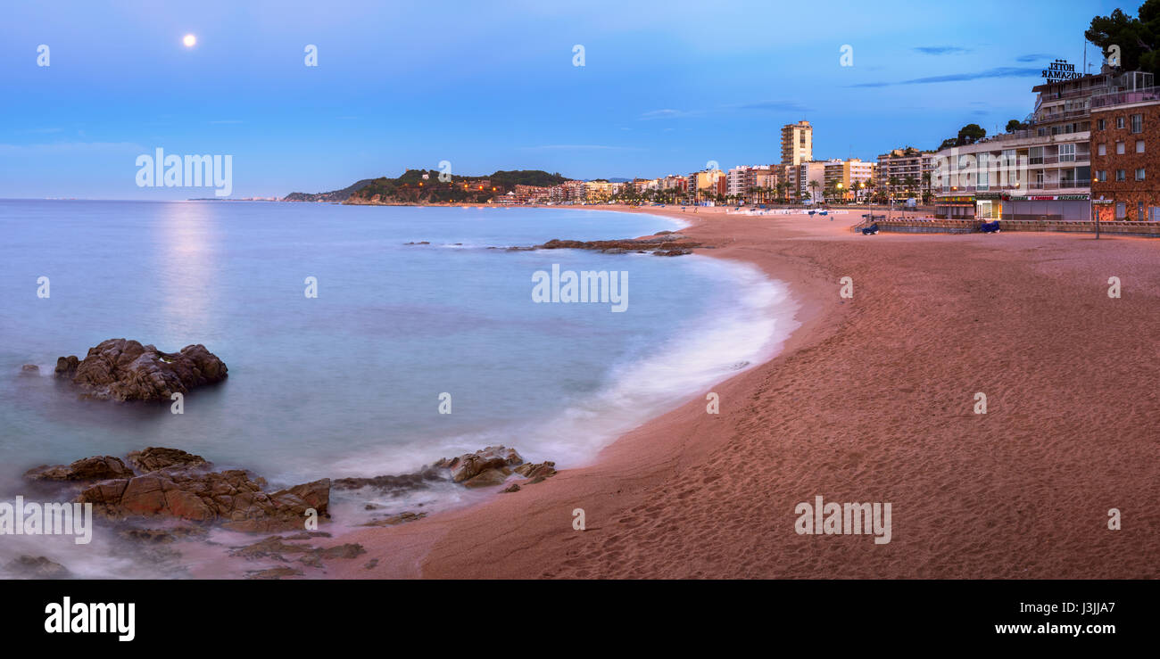 LLORET DE MAR, ESPAGNE - 21 juin 2016 : Panorama du front de mer de Lloret de Mar en Catalogne, Espagne. Lloret de Mar est le plus populaire station balnéaire de la Costa Brava et loc Banque D'Images
