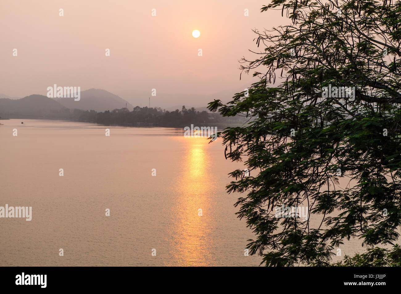 Vue de la pagode de Thien Mu pour le coucher du soleil sur la rivière des Parfums Banque D'Images