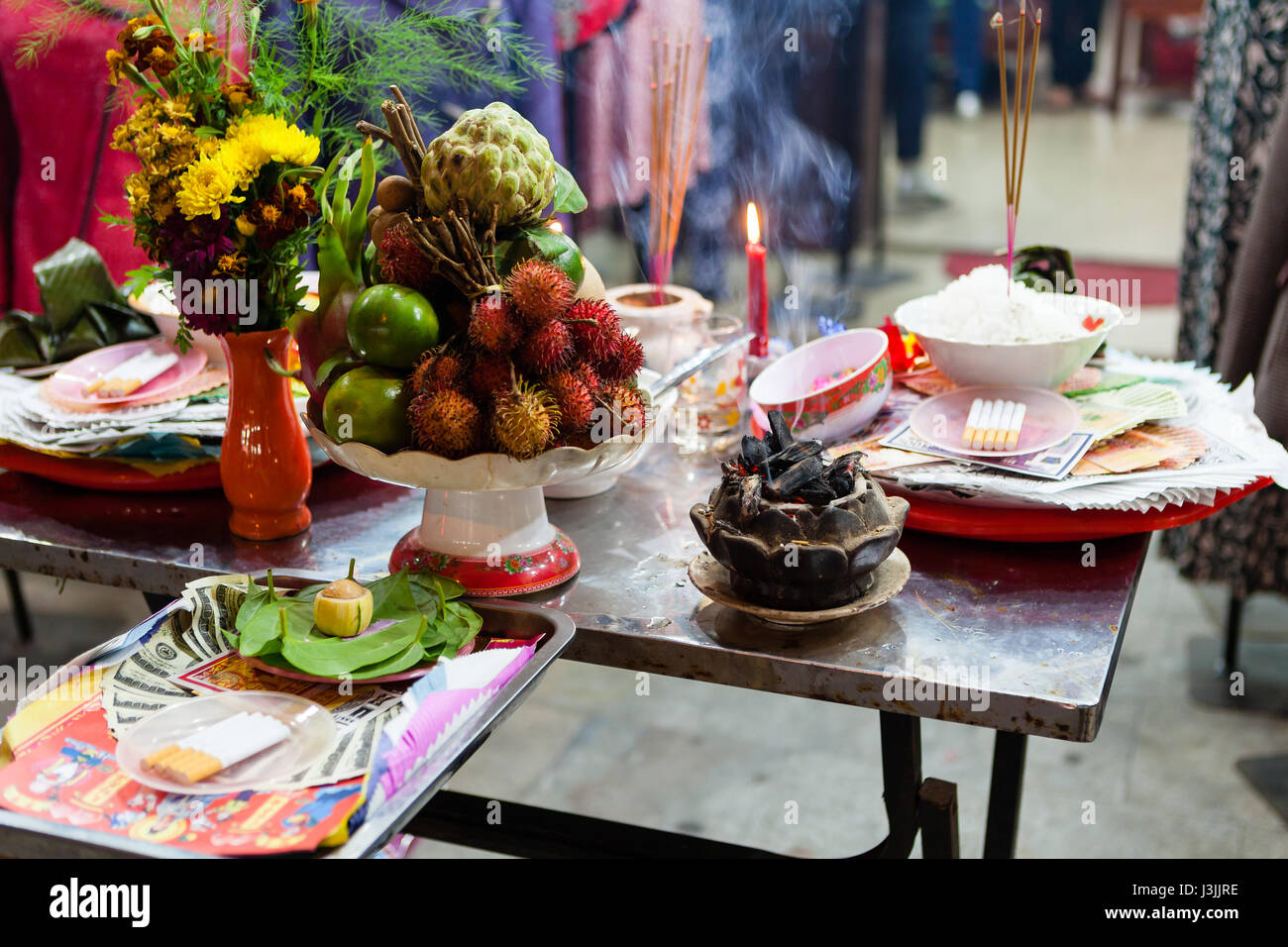 Autel de sacrifice sur la pleine lune. Brûle encens vietnamien et mettre un peu de marchandises sur la table afin d'avoir de chance dans la vie Banque D'Images