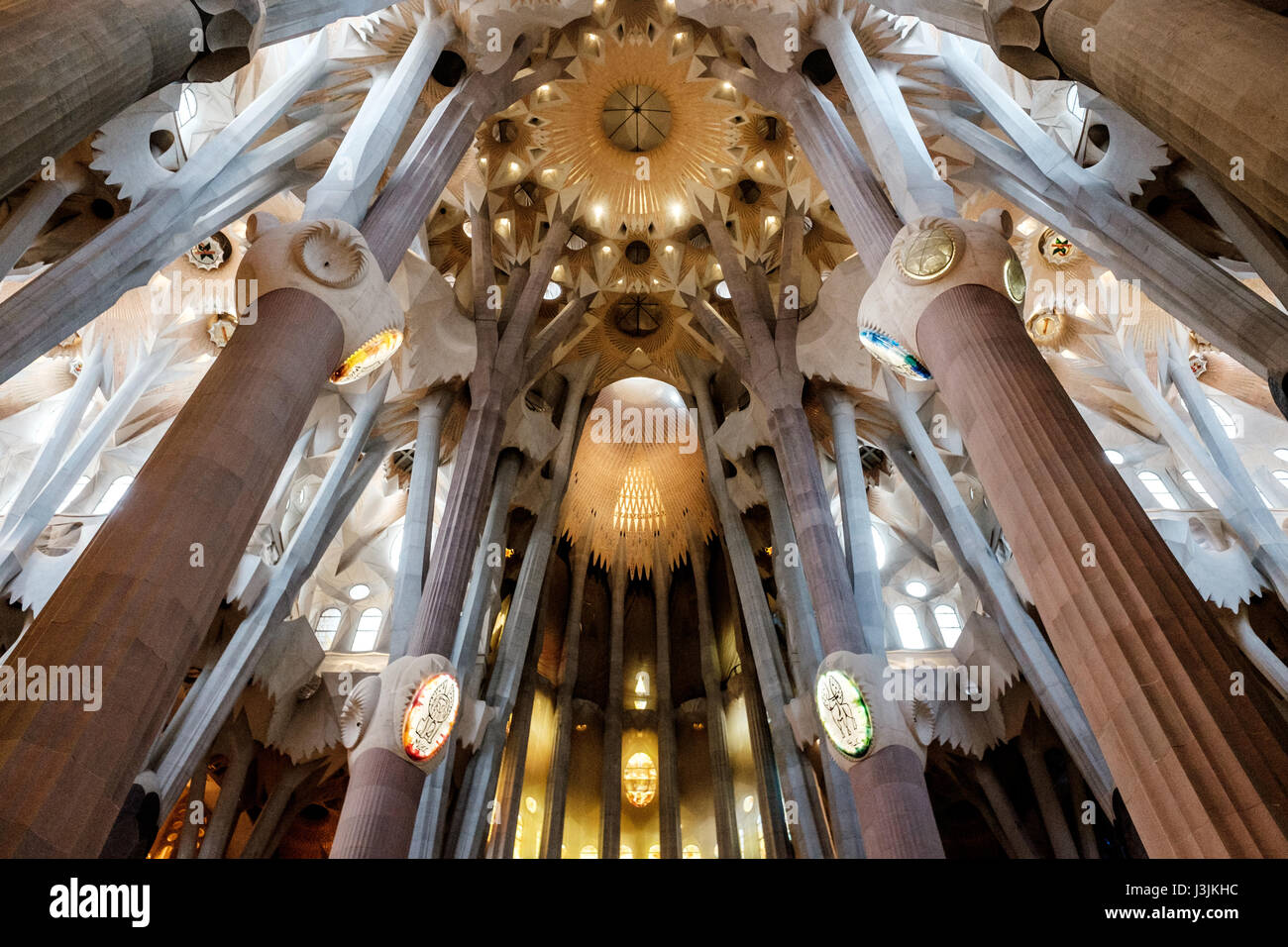 À l'intérieur de la Sagrada Familia de Barcelone, Espagne. Dieu et l'apex de l'intérieur. Banque D'Images