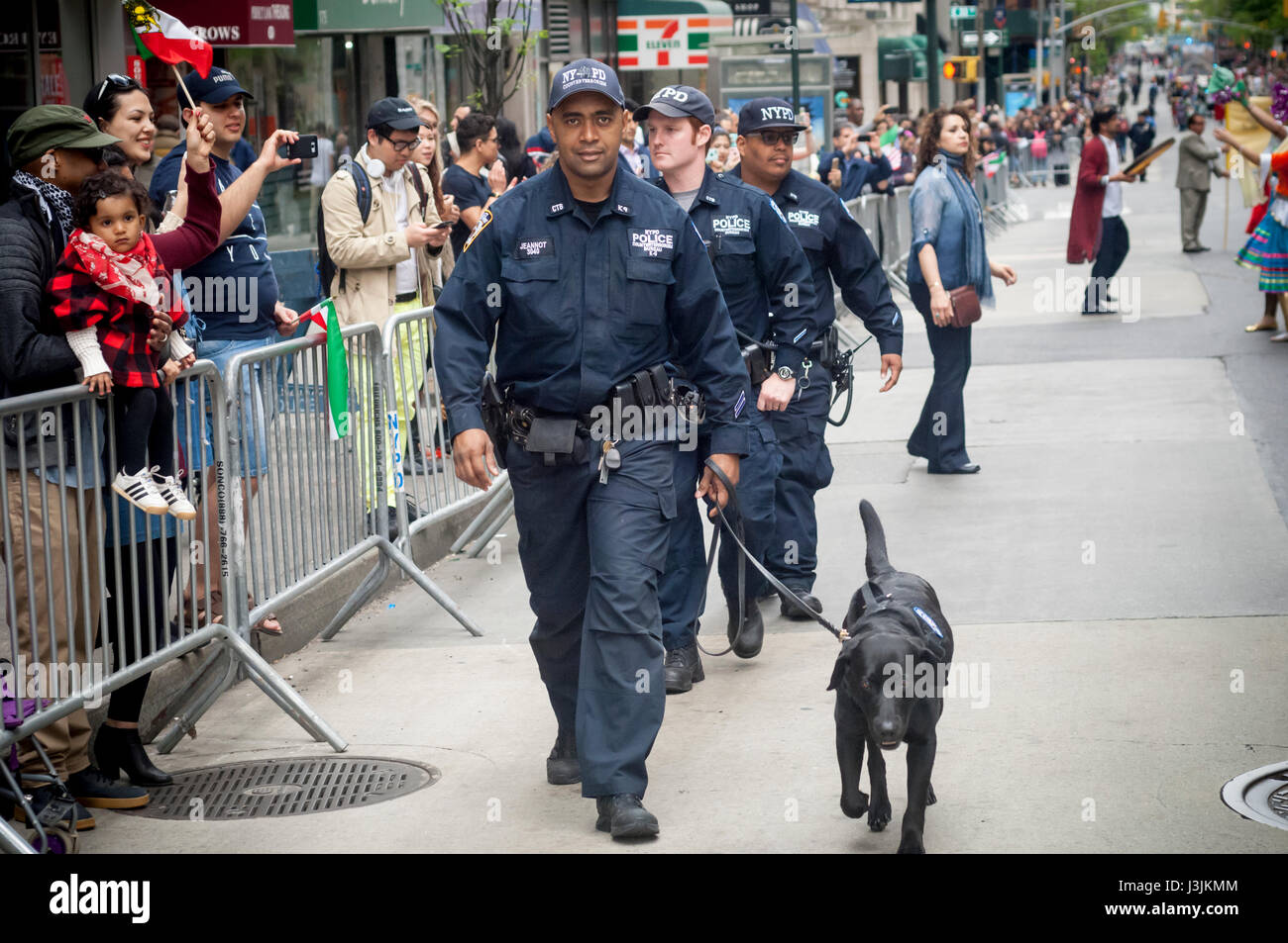 Les agents de lutte contre le NYPD durant la parade à New York le dimanche 30 avril, 2017.(© Richard B. Levine) Banque D'Images