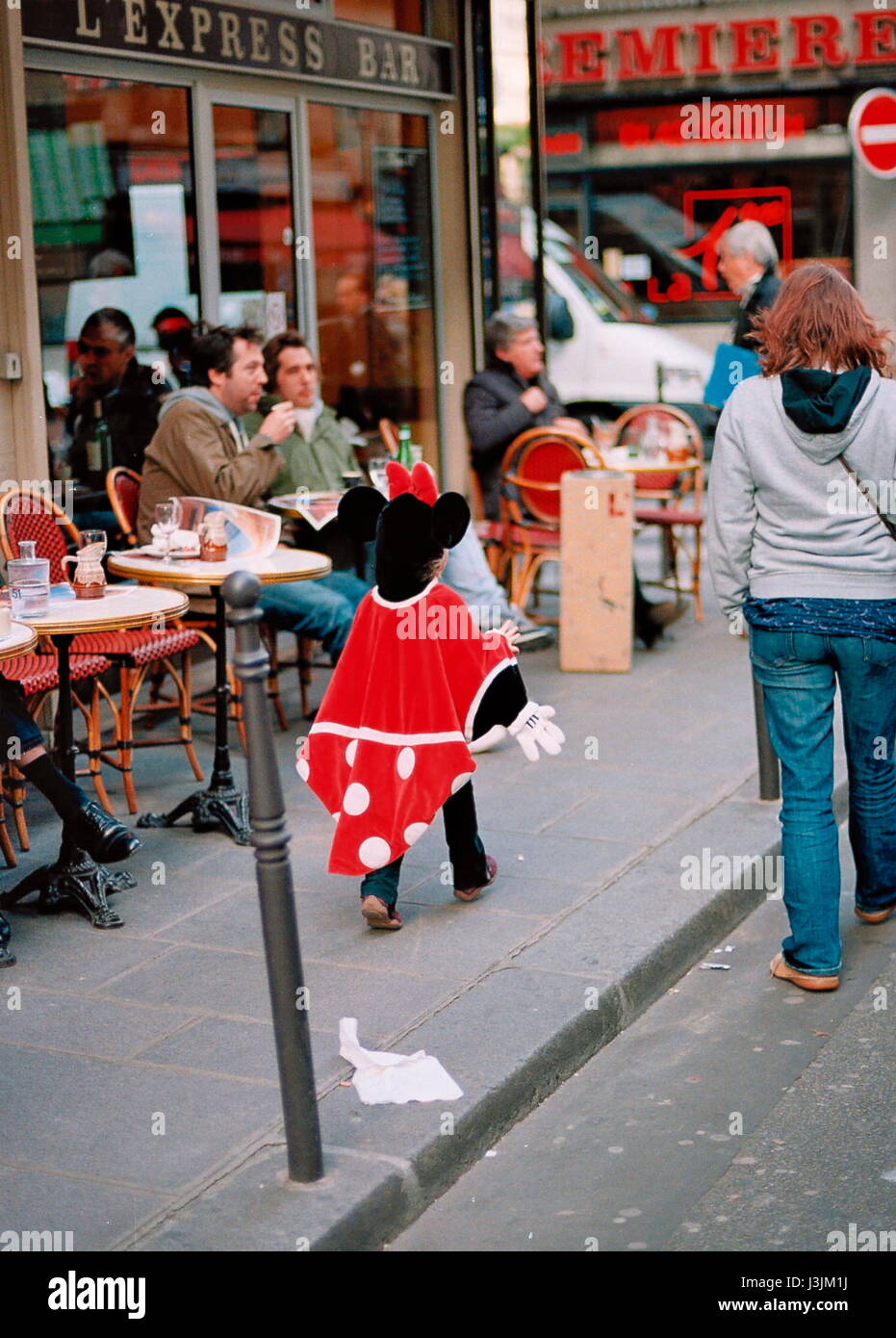 AJAXNETPHOTO. PARIS, FRANCE. - MICKEY DANS LES RUES - ENFANT Mickey Mouse en robe de soirée DANS LES RUES DE LA VILLE. PHOTO:JONATHAN EASTLAND/AJAX REF:81109 Banque D'Images