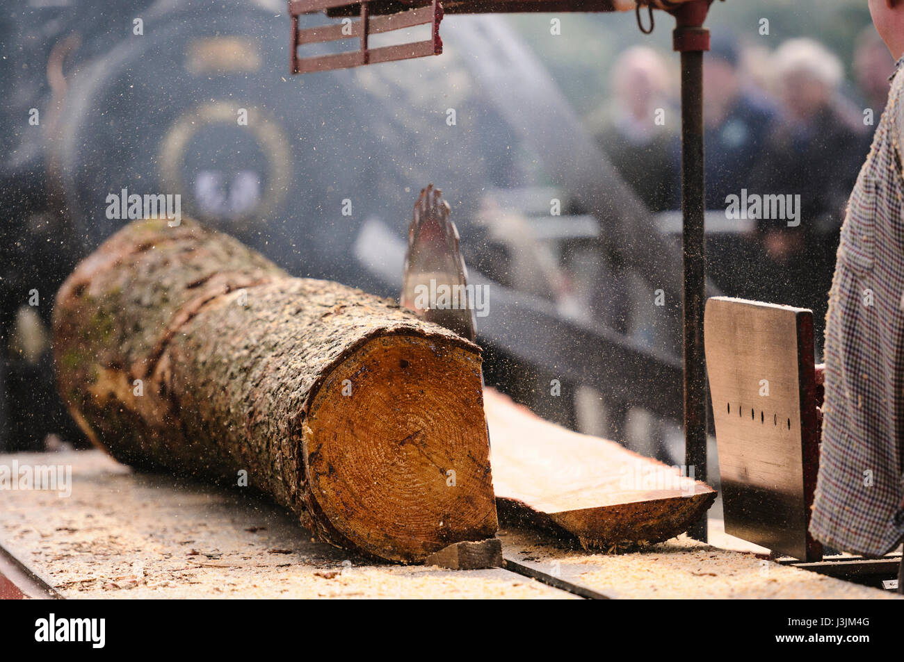 La traction d'un moteur entraîne une ancienne scierie mobile table comme il coupe les bois d'un tronc d'arbre. Banque D'Images