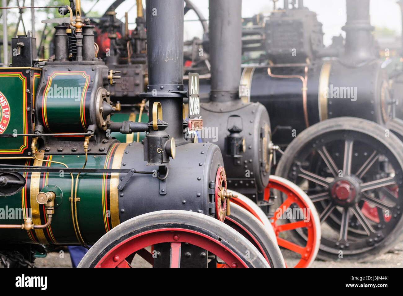 La fumée provient de cheminées de beaucoup de moteurs de traction à vapeur une juste Banque D'Images