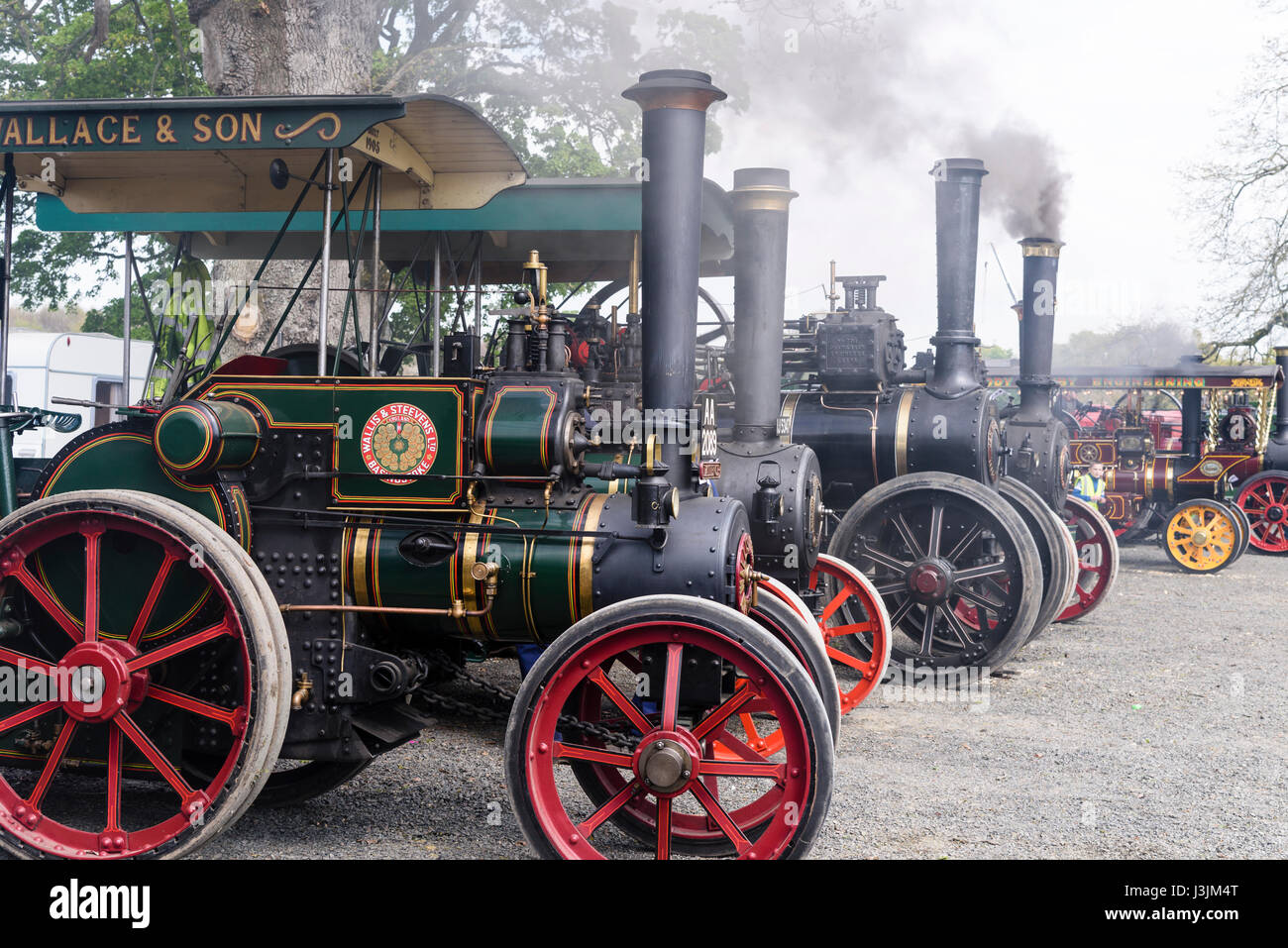 La fumée provient de cheminées de beaucoup de moteurs de traction à vapeur une juste Banque D'Images