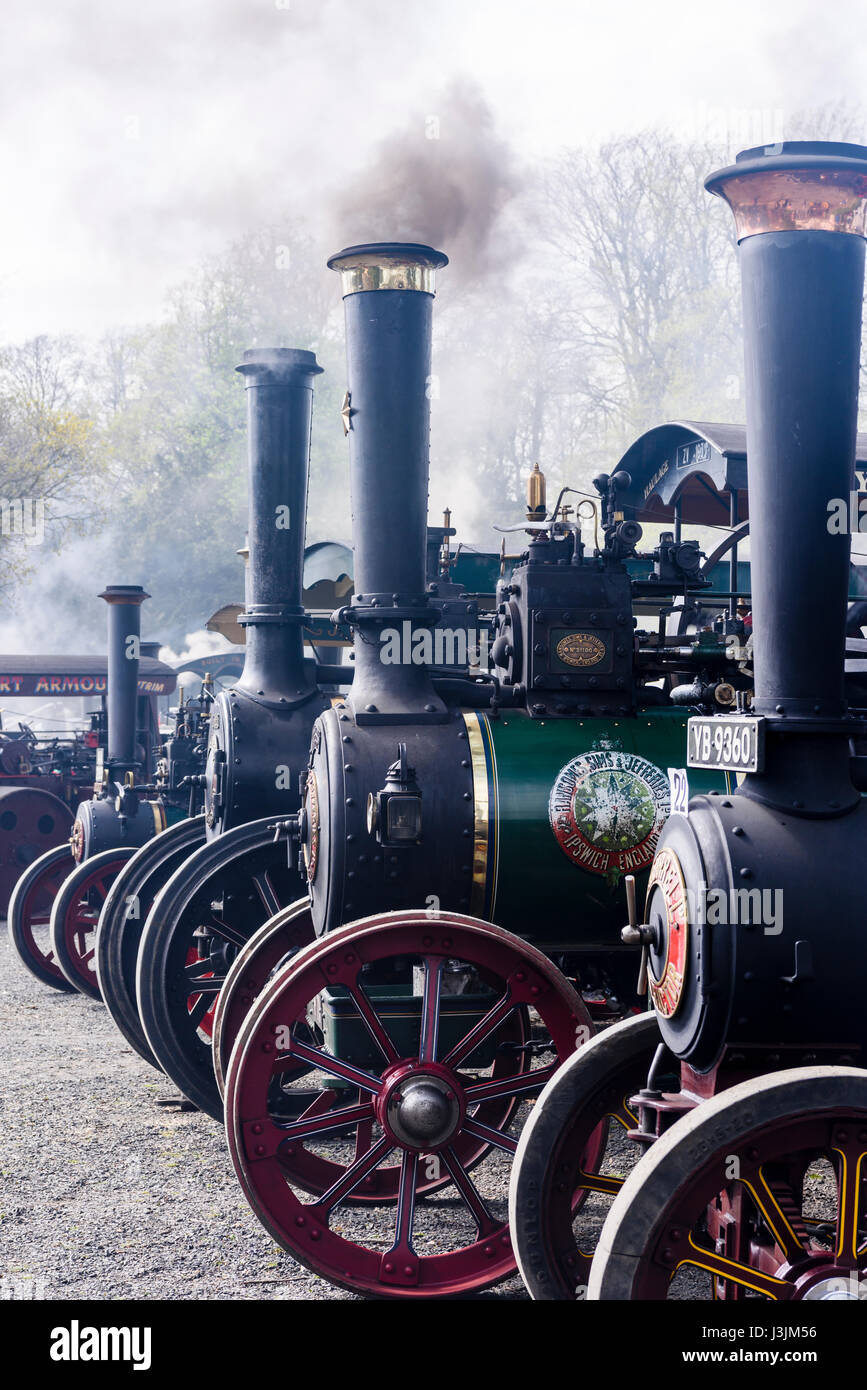 La fumée provient de cheminées de beaucoup de moteurs de traction à vapeur une juste Banque D'Images
