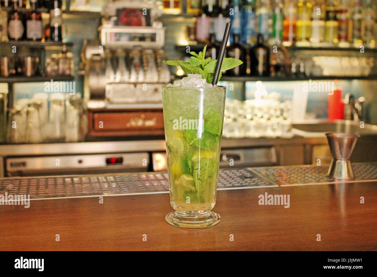 Mojito cocktail sur un bar. Boisson d'été populaires. Banque D'Images