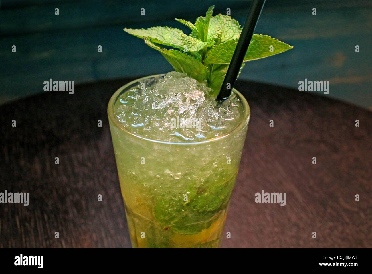 Mojito cocktail sur un bar. Boisson d'été populaires. Banque D'Images