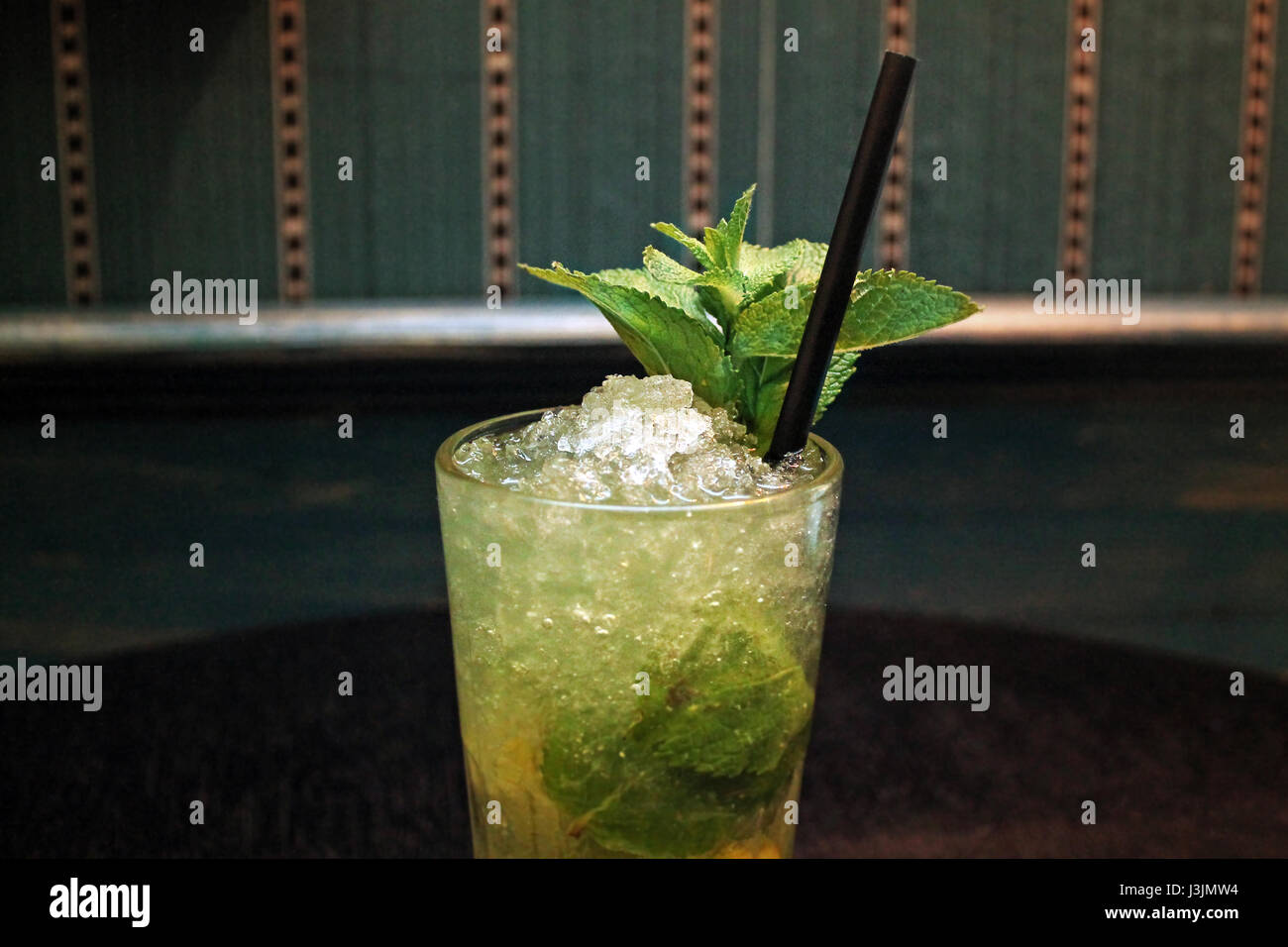 Mojito cocktail sur un bar. Boisson d'été populaires. Banque D'Images