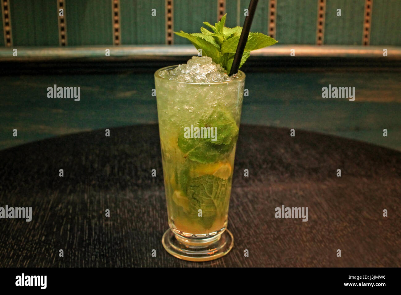 Mojito cocktail sur un bar. Boisson d'été populaires. Banque D'Images