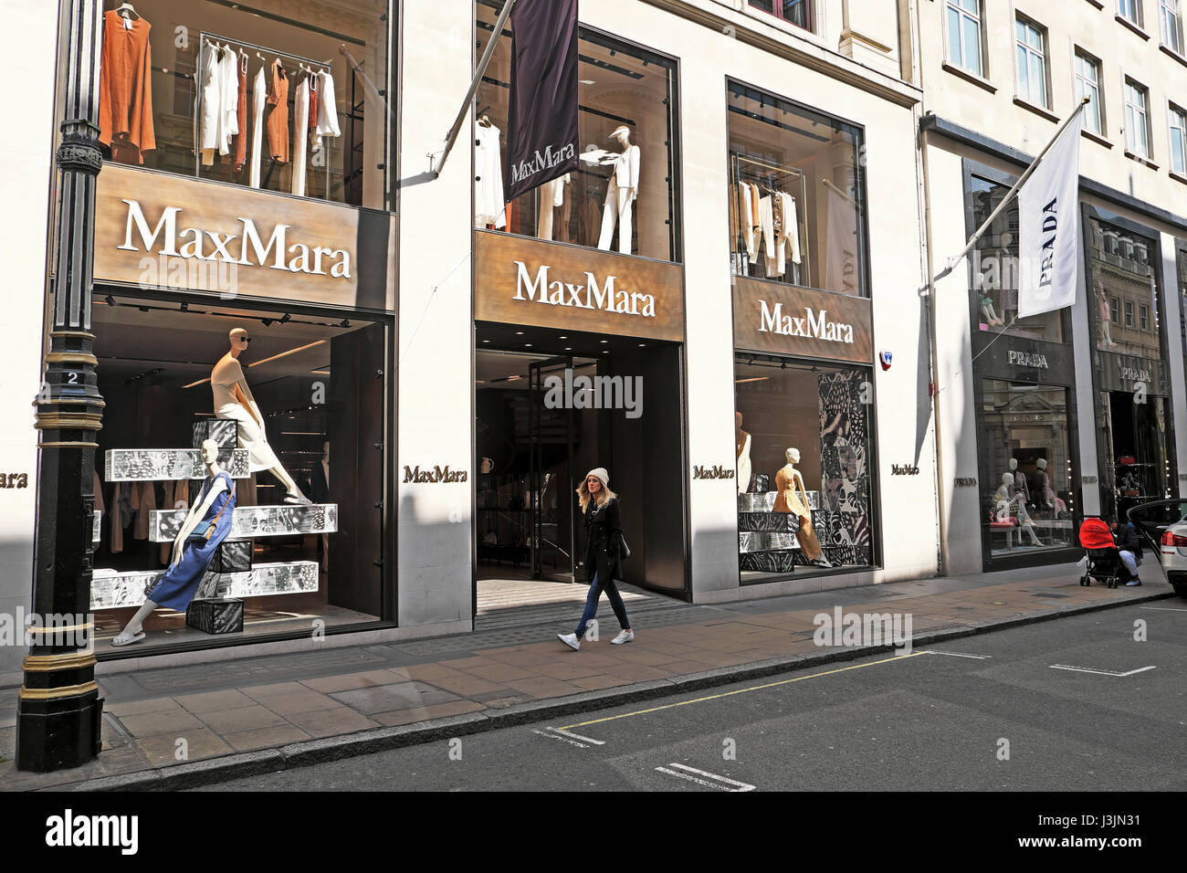Vue extérieure de mannequins dans la fenêtre de MaxMara Old Bond Street store à Londres W1 KATHY DEWITT Banque D'Images