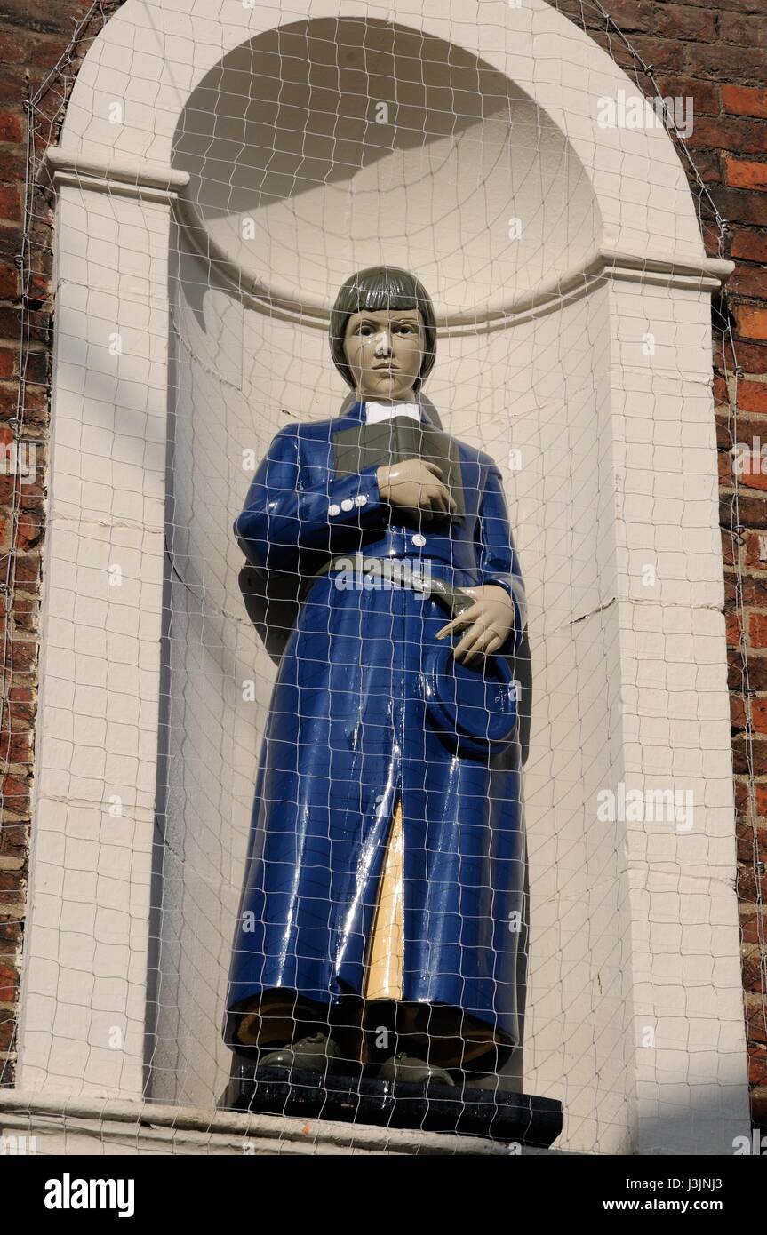 Statue au-dessus de l'entrée de cour Bluecoat, Ware, Hertfordshire Banque D'Images