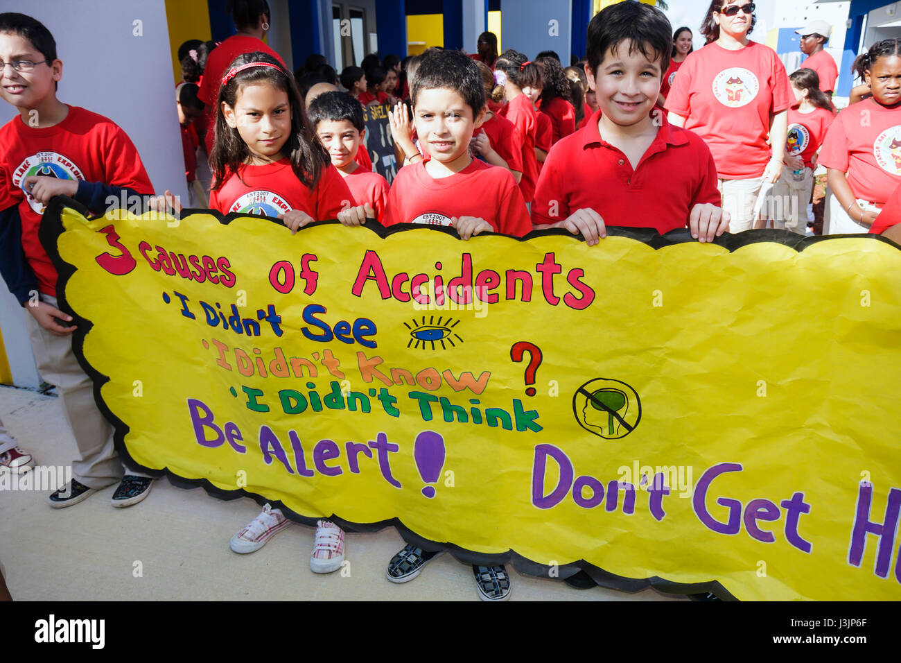 Miami Florida,Spanish Lake Elementary School,International Walk to School Day,étudiant élève élève élève jeunesse,concours d'affiches de sécurité,parade,clas Banque D'Images