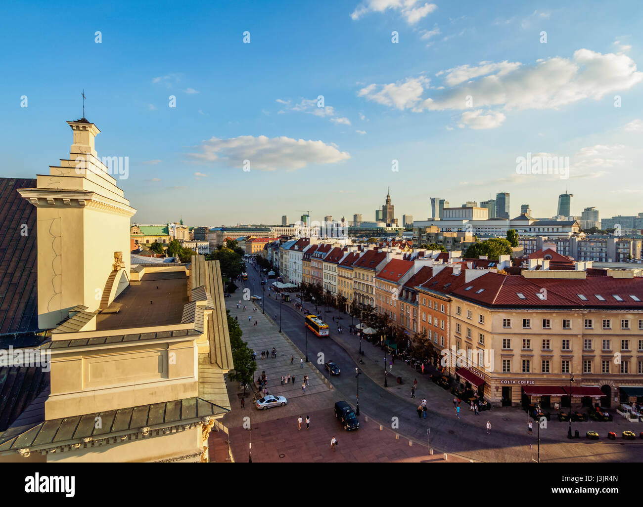 La Pologne, Voïvodie de Mazovie, Varsovie, augmentation de la vue de la rue Krakowskie Przedmiescie Banque D'Images