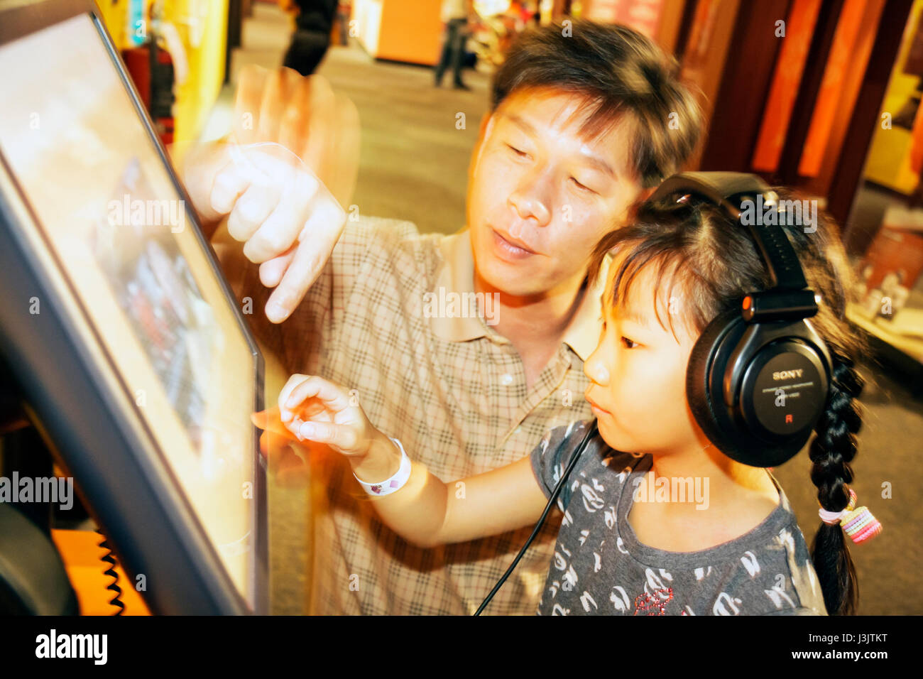Miami Florida,Miami Science Museum,Music Musica exposition,Asian man hommes, filles,jeune,femme enfants père,parents parents,fille,ch Banque D'Images