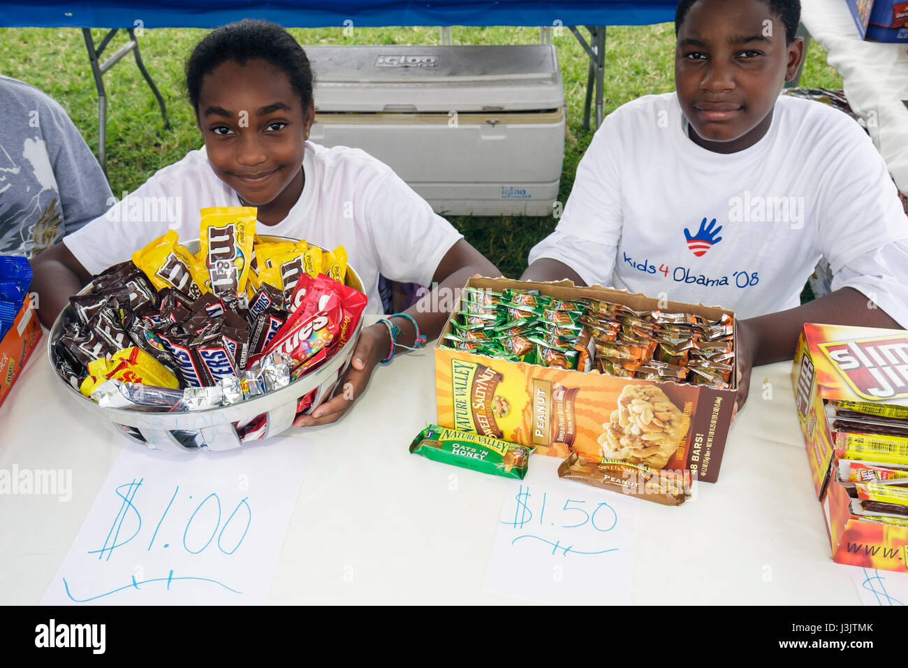 Miami Florida,Coconut Grove,Peacock Park,famille familles parents enfants enfants,Festival for change,enfants 4 Barack Obama,Black Blacks African AF Banque D'Images