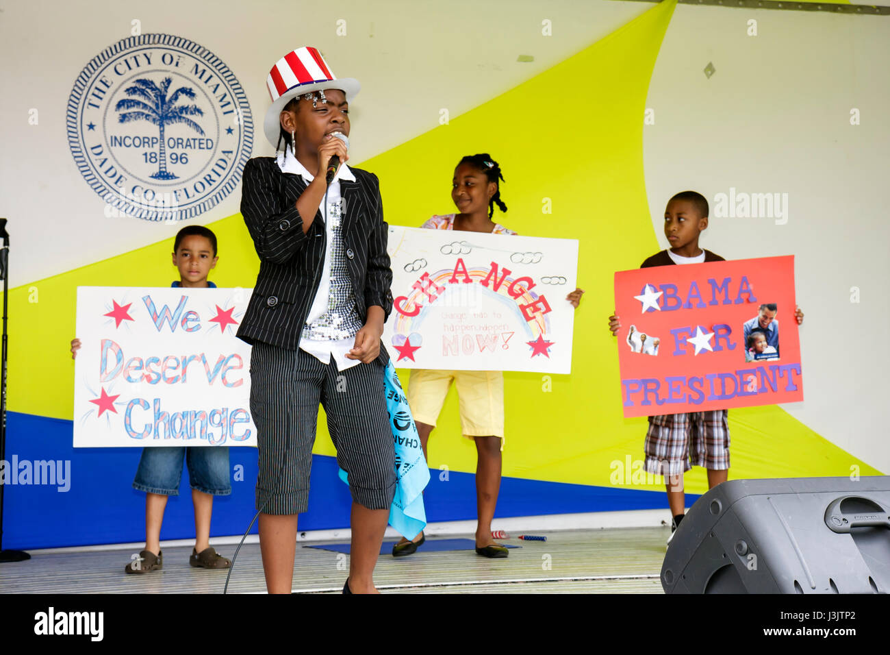 Miami Florida,Coconut Grove,Peacock Park,famille familles parents enfants enfants,Festival for change,étudiants éducation élève jeunesse,jouer Banque D'Images