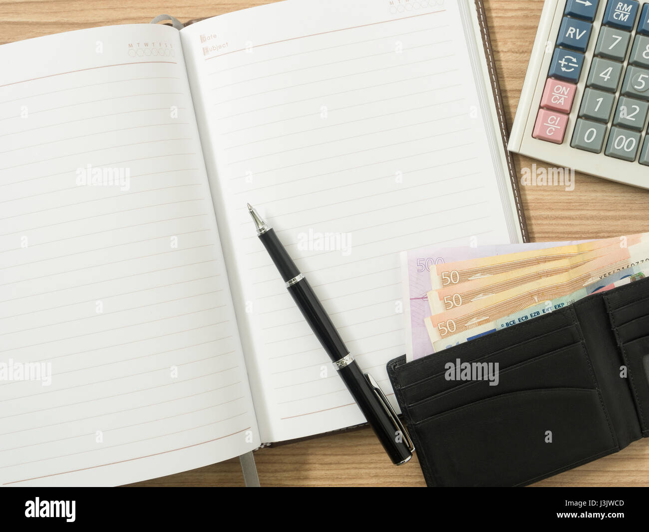 Notion de comptabilité financière. Bloc-notes, stylo, calculatrice et de billets sur le bureau. Banque D'Images