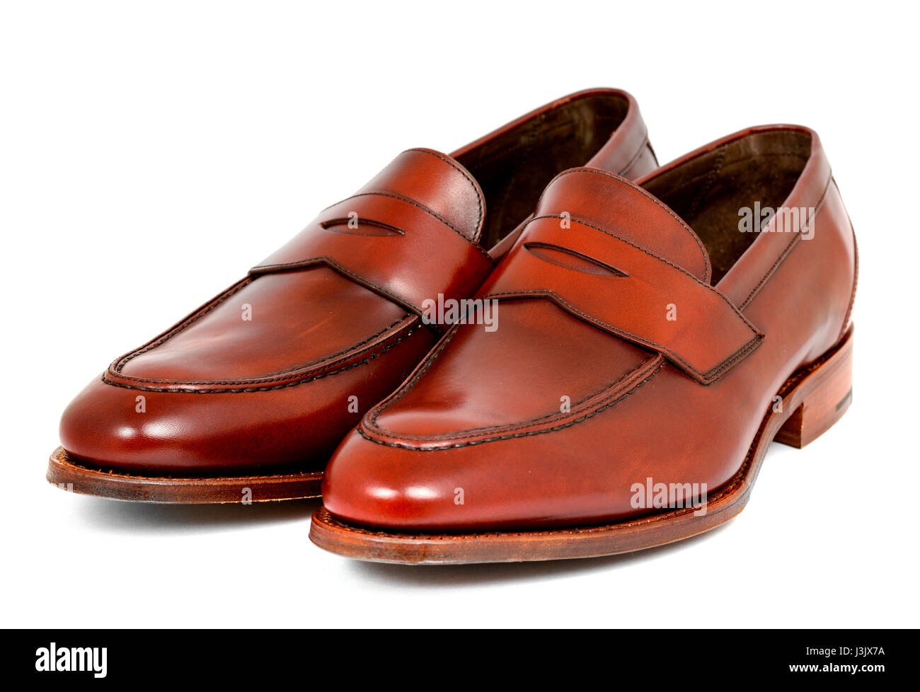 Paire de chaussures en cuir bourgogne penny loafer ensemble sur fond blanc. Diagonale horizontale de l'image à gauche Banque D'Images