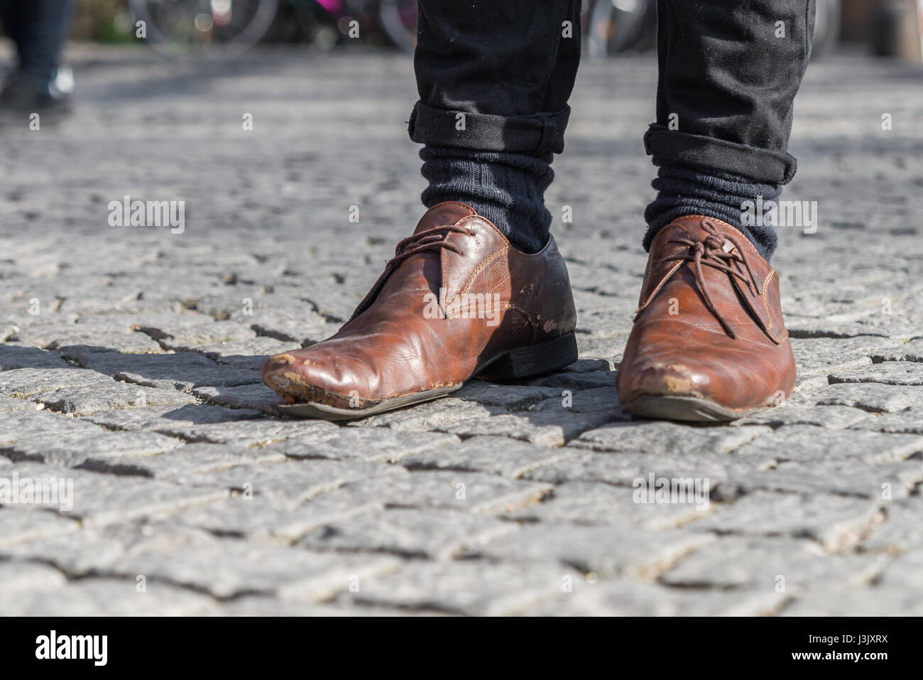 Gros plan d'une paire de chaussures usées avec semelle relevée Photo Stock  - Alamy
