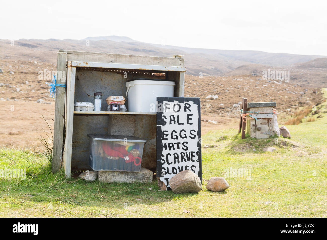 L'honnêteté boutique sur la côte nord de l'itinéraire 500 autour de la péninsule de Walcourt la vente des oeufs, chapeaux, foulards, gants, Ecosse, Royaume-Uni Banque D'Images