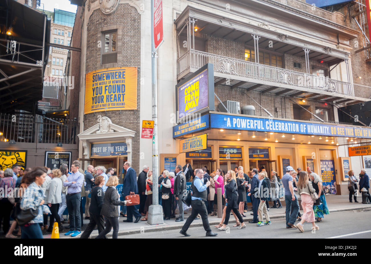 La foule des spectateurs descendent sur les Schoenfeld Theatre sur Broadway à New York pour voir un spectacle le mardi 2 mai 2017 de la comédie musicale "de l'extérieur', nommé aujourd'hui pour 7 Tony Awards dont celui de la meilleure comédie musicale. (© Richard B. Levine) Banque D'Images