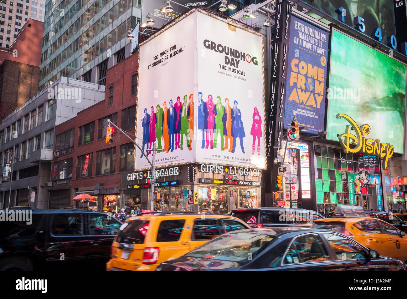 Un panneau d'affichage à Times Square le mardi 2 mai 2017 pour le 'jour de la Marmotte' encore de jouer à l'August Wilson Theatre de New York. Le jour de la marmotte a été nommé aujourd'hui pour 7 Tony Awards dont celui de la meilleure comédie musicale. Un panneau pour "de l'extérieur', également en lice pour 7 Tony Awards est à côté de lui. (© Richard B. Levine) Banque D'Images