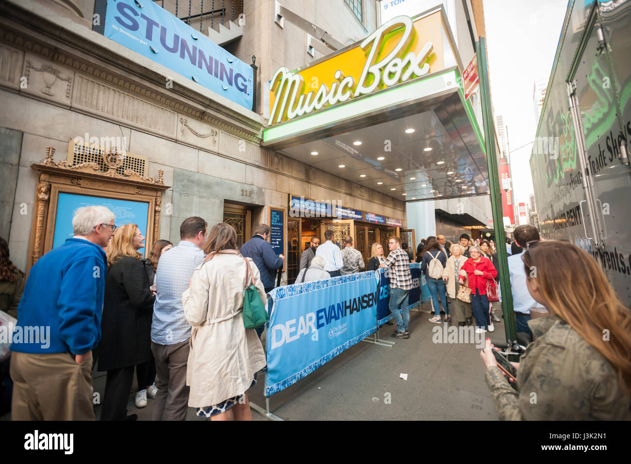 La foule des spectateurs descendre sur la boîte à musique Theatre sur Broadway à New York pour voir un spectacle le mardi 2 mai 2017 de la comédie musicale 'cher Evan Hansen', nommé aujourd'hui pour 9 Tony Awards dont celui de la meilleure comédie musicale. (© Richard B. Levine) Banque D'Images