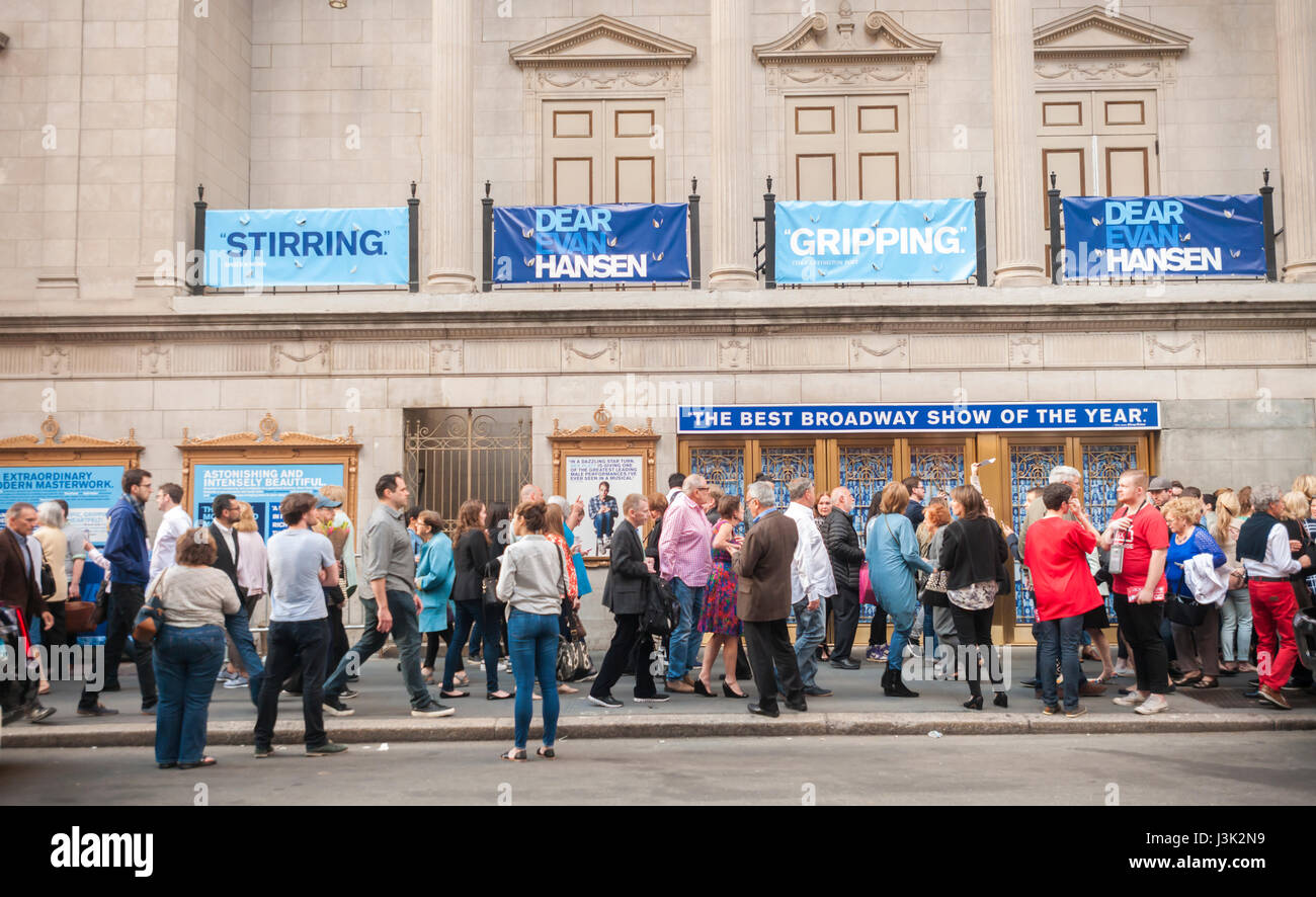 La foule des spectateurs descendre sur la boîte à musique Theatre sur Broadway à New York pour voir un spectacle le mardi 2 mai 2017 de la comédie musicale 'cher Evan Hansen', nommé aujourd'hui pour 9 Tony Awards dont celui de la meilleure comédie musicale. (© Richard B. Levine) Banque D'Images