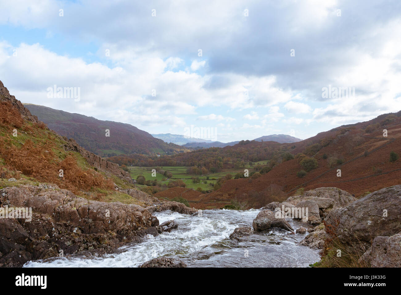 Donnant sur la rivière comme il photographie sur la montagne dans le Lake District, en Angleterre Banque D'Images